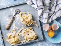 Si considera fresca la pasta all'uovo fatta in casa, in laboratorio o anche a livello. Pasta Fresca Fatta In Casa Come Si Prepara I Formati E Come Si Conserva Cook
