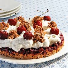 Kuchen auf dem blech auskühlen lassen. Kirsch Joghurt Torte Mit Schokoboden Rezept Essen Und Trinken