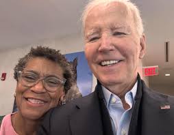 He's a former US senator, vice president, and president — and he still  flies commercial AND chats with his fellow passengers ❤️ “Look who I met at  the American Airlines lounge at