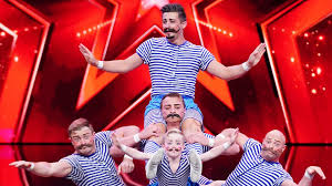 Roselly wuchs mit fünf schwestern in einer zirkusfamilie auf. Dsds Sieger Ramon Rosellys Cousins Turnen Beim Supertalent Promiflash De