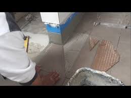 Spezielle nassbereiche wie eine duschecke müssen vor dem fliesen verlegen abgedichtet werden. Fliesen Verlegen Boden Begehbare Dusche Youtube Fliesen Verlegen Begehbare Dusche Fliesen