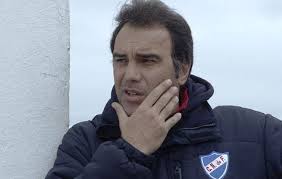 Martín bernardo lasarte arróspide (born 20 march 1961) is a uruguayan former footballer who played as a defender, currently the manager of the chile national team. Martin Lasarte Vuelve A Casa Marca Com