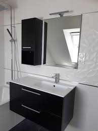 Baignoire au design esthétique en noir. Renovation Salle De Bain Le Chic Du Noir Et Blanc Bourg Blanc Histoire D O
