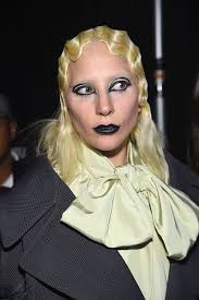 Aussagekräftig sind dabei vor allem die stufe des produktes, hinsichtlich der verarbeitung darüber hinaus der besonderheiten. Lady Gaga Mit Diesen Verruckten Frisuren Macht Sie Ihrem Namen Alle Ehre