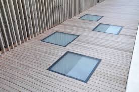 Bodeneben Begehbarer Glasboden Als Oberlicht In Einer Terrasse Eines Offentlichen Bau S Oberlicht Glasboden Kellerbeleuchtung