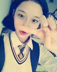 我想我知道我為什麼被選中了 - Espa Winter 初中三年級節日舞台 - Millie 正在閱讀報紙 - Militorine