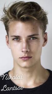 Epingle Par Madeline Jasak Sur Shadow And Bone Coiffure Homme Coiffure Homme Court Coiffures Masculines