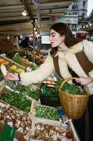 Si vous traînez dans les supermarchés monoprix, vous avez sans doute esquissé quelques sourires à la vue des petits messages sur les nouveaux packaging de la. Monoprix Se Lance Dans La Mode Vintage Avec Des Pieces Selectionnees Par Des Pros Vogue Paris