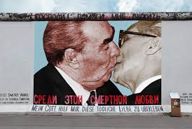 Two white girls, kate quigley and dana moon, are captured kissing black men for the first time.. The Story Behind The Iconic Kiss On The Berlin Wall Iheartberlin De