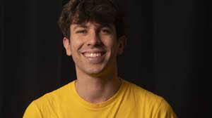 CAPODANNO MAGICO CON RAFFAELLO CORTI AL TEATRO STRADANUOVA: «MI ANNOIAVO A  FARE MAGIA TRADIZIONALE, QUINDI HO DECISO DI PRENDERLA IN GIRO»