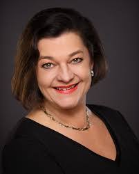 Gina Holman's Instagram, Twitter & Facebook