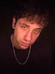 Nos toca cerrar el año, con nueva música. “Sombras de nuestro sol”. Una  canción que sigue con el hilo de lo que fue “costado del ayer”. Dándole el  cierre a una etapa