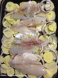 Mettete la parte con la pelle a contatto con la teglia. Filetti Di Orata Al Forno Con Patate E Cipolla Hansik