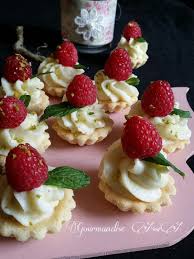 Tartelettes Et Mini Tartelettes Aux Fruits Rouges Et Kiwi Gourmandise Assia Mini Tarte Tartelettes Aux Fruits Dessert Gastronomique