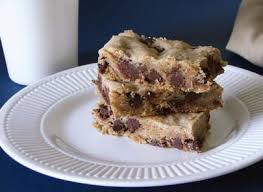 Chocolate Chip Cookie Bars Regular In The Cupboard Ingredients 9x13 Pan Looks Good Brownie Chocolat Brownies Chocolat Blanc Recette Brownies Chocolat