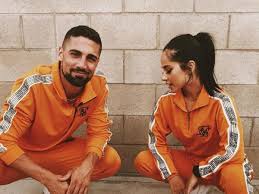 Rápidamente la foto se llenó de comentarios preguntándose que estaba pasando. Becky G Comparte Sus Tradiciones Latinas Con Su Novio