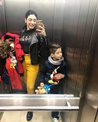 Buenos Dias Chicos Foto De Ascensor Manu Va Contento Con Sus Munecos Ya Es Miercoles Y Hoy Le Toca Asambl Winter Jackets Canada Goose Jackets Bomber Jacket