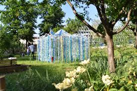 Creare oggetti riciclando, potrai trovare informazioni pratiche create da esperti su creare oggetti riciclando in formato testo, video e immagini. Bottlefall L Arte Del Riciclo Not Only Magazine