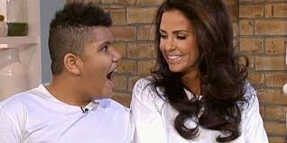 Dass price ihren sohn abgeben muss, fällt ihr alles andere als leicht. Katie Price Gibt Ihren Schwerbehinderten Sohn Ins Heim