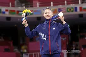 大家都很關心選手現在的狀況如何吧？ 所以雅婷又來和大家分享選手練習照了ξ( ＞ ) 這次又新增了不少選手的照片，一起來看看他們在東京備賽的這段期間，颯爽的練習英姿吧.ᐟ.ᐟ 請大家記得留言替國手加油，我們會不定時提醒. Uak Gqygzbgumm