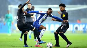 Matteo guendouzi (hertha berlin) right footed shot from the centre of the box to the bottom right corner. Hertha Bsc Fc Schalke 04 Zum Nachlesen Im Ticker Das Freitagsspiel Der Bundesliga Goal Com