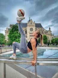 Le jeune français surnommé gautivity s'est adjugé pour la lors de cette compétition, il a également remporté (là aussi pour la deuxième année consécutive) le titre de champion du monde en duo avec clément. La Championne De Foot Freestyle Melody Donchet Se Blesse Avant Le Championnat Du Monde