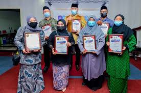 Plt kepala baitul mal aceh, dr armiadi musa mengatakan, bantuan ini adalah program rutin baitul mal aceh yang dilaksanakan setiap tahun selama bulan ramadhan. Majlis Agama Islam Wilayah Persekutuan On Twitter Seramai Tujuh Orang Penerima Bantuan Perniagaan Baitulmal Maiwp Telah Menerima Anugerah Ikon Usahawan Baitulmal Maiwp Mereka Dipilih Apabila Bantuan Yang Diterima Telah Dimanfaatkan Sebaik Mungkin