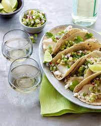 While the fish, rubbed with cumin and ground ancho chile powder, roasts, i clean the cilantro and toast the corn tortillas in a dry pan. Fisch Tacos Mit Radieschen Avocado Relish Entdecken Sie Kaliforniens Weine