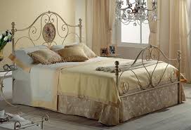 Vidaxl giroletto matrimoniale legno di acacia 140x200cm struttura telaio letto. Letto In Ferro Battuto Matrimoniale Dallo Stile Tradizionale E Romantico Caratterizzato Dalla Raffinatezza Di Un Dec Letto Ferro Battuto Idee Letto Giroletto