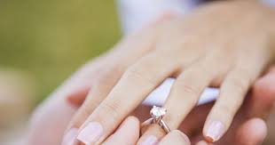 Le mariage est un véritable cocktail d'émotions, et sans doute l'un des plus beaux moments d'une de la demande au grand jour, maty vous accompagne et vous donne toutes les astuces pour un vous devez absolument trouver la bague de ses rêves pour la rassurer, et lui prouver que vous la. Demande En Mariage Marie Claire