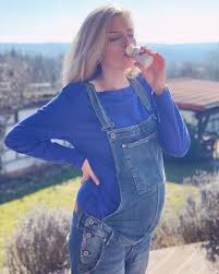 Když se nikol štíbrová objevila jako seriálová dcera kateřiny brožové v pojišťovně štěstí, představovala malou blonďatou dívku. Skoro Za Mesic Rodim Nemam Zadne Saty Do Kterych Bych Se Vesla Tehotna Nikol Stibrova Se Jiz Pripravuje Na Porod Sveho Prvniho Miminka Kdy Bude Svatba Vsak Zatim Neni Jasne Zivot