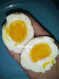 Entah anda menginginkan telur rebus matang atau telur rebus setengah matang yang kuningnya masih telur rebus yang belum dikupas tahan disimpan dalam lemari es selama satu minggu. Cara Buat Telur Masin Guna Telur Ayam Mudah Dan Lebih Enak Daripada Telur Itik Utusantv
