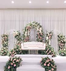 Backdrop pelamin 30 kaki lebar dan kami cover stage dgn carpet (pilihan : Pelamin Cantik Dekorasi Resepsi Pernikahan Latar Belakang Pernikahan Lamaran Pernikahan