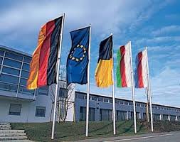 Die etablierte bedeutung bestimmt, dass gelb licht und wohlstand symbolisiert, grün wälder und hoffnung symbolisiert, während rot das von litauen vergossene blut ist. Flaggen Europa Europa Flagge Flaggen Der Lander Fahnenmast Com