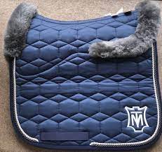 Mattes kollektion deluxe 20 schabracke schwarz. Mattes Glanz Lammfellschabracke Navy Reitsport Horseland Reitzubehor Und Reitsportartikel