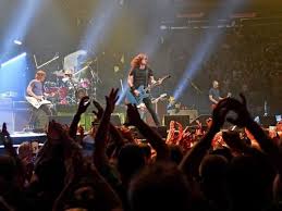 Over three loud, sweaty, emotional, and supremely fun hours, the band ushered back in the exhilarating familiarity of our pasts, giving an experience many music fans feared wouldn't. W8exi7cuyoiy7m