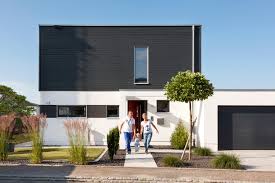 Bungalow haus design modern mit flachdach architektur im bauhausstil, fertighaus grundriss rund 200 qm groß in u form. Bauhaus Fertighaus Preise Design Schworerhaus