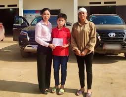 Trao sổ tiết kiệm cho em nhỏ làng Nủ mất cha sau trận lũ kinh hoàng