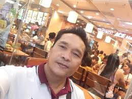 Standing already!🐥 The barn swallow chicks will be fledging soon. Don't  miss major milestones like this 👉Watch them