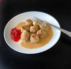 Bebola daging dibuat daripada campuran daging lembu dan tepung ubi kayu, namun ada juga yang membuat bebola daging daripada daging banyak variasi masakan bebola daging seperti dibakar, disayur mahupun digoreng. Resepi Mashed Potato Ikea Famousresipi Farbuck Com