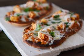 Chicken Tikka Pizzas Another 20 Minute Meal Recipe Food Recipes Chicken Tikka 20 Minute Recipes