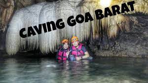 Cahaya putih yang memukau secara dramatis menembus kabut, menyinari air terjun seperti siang hari. Caving Goa Barat Menuju Air Terjun Superman Big Sister Youtube