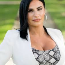 Lisa Valko's Instagram, Twitter & Facebook