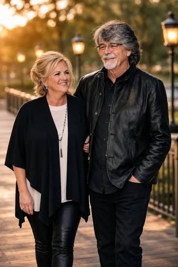Randy Owen suddenly collapsed during his performance, leaving the audience in complete shock and bringing the show to an abrupt stop in a moment of utter disbelief. 🎤 Listen this awesome song: