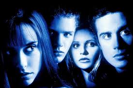 The film stars jennifer love hewitt, sarah michelle gellar, ryan phillippe and freddie prinze jr., with anne heche and bridgette wilson appearing in supporting roles. Amazon Dreht Serie Zum 90er Horror Hit Ich Weiss Was Du Letzten Sommer Getan Hast Myofb De
