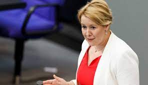 Eine erste überprüfun­g der freien universitä­t berlin endete zunächst mit einer rüge, ihren doktorgrad durfte giffey behalten. Plagiatsverdacht Fu Berlin Pruft Dissertation Von Ministerin Giffey Forschung Lehre