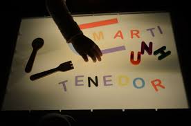 Los juegos de mesa cumplen funciones de ayuda en diferentes aspectos dependiendo del tipo de juego que se utilice. Diy Mesa De Luz Facil Barata Y Portatil Club Peques Lectores Cuentos Y Creatividad Infantil