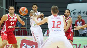 Trener reprezentacji polski mike taylor po przegranej 88:89 z hiszpanią w eliminacjach mistrzostw europy mówił o powrocie do kadry adama waczyńskiego, nowych rolach marcela ponitki i aleksandra balcerowskiego oraz kontrowersyjnym gwizdku w końcówce. Selekcjoner Koszykarskiej Kadry Ujawnil Nazwiska 19 Zawodnikow Przygotowuje Sie Do Ms