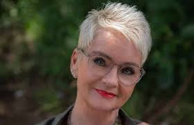 Coupe de cheveux star femme. Relooking Coiffure Femme 50 Ans Nos Idees De Looks Avec Lunettes