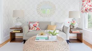 Gabungan lukisan, topeng, dan ornamen dinding untuk menghiasi dinding ruang tamu ini. Inspirasi Desain Ruang Tamu Sederhana Rumah Com